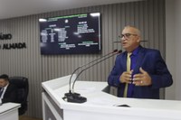 Vereador Fernando Menezes realiza indicações solicitando o recapeamento asfáltico de vias e solicita a construção de sala de aula em escola do Município