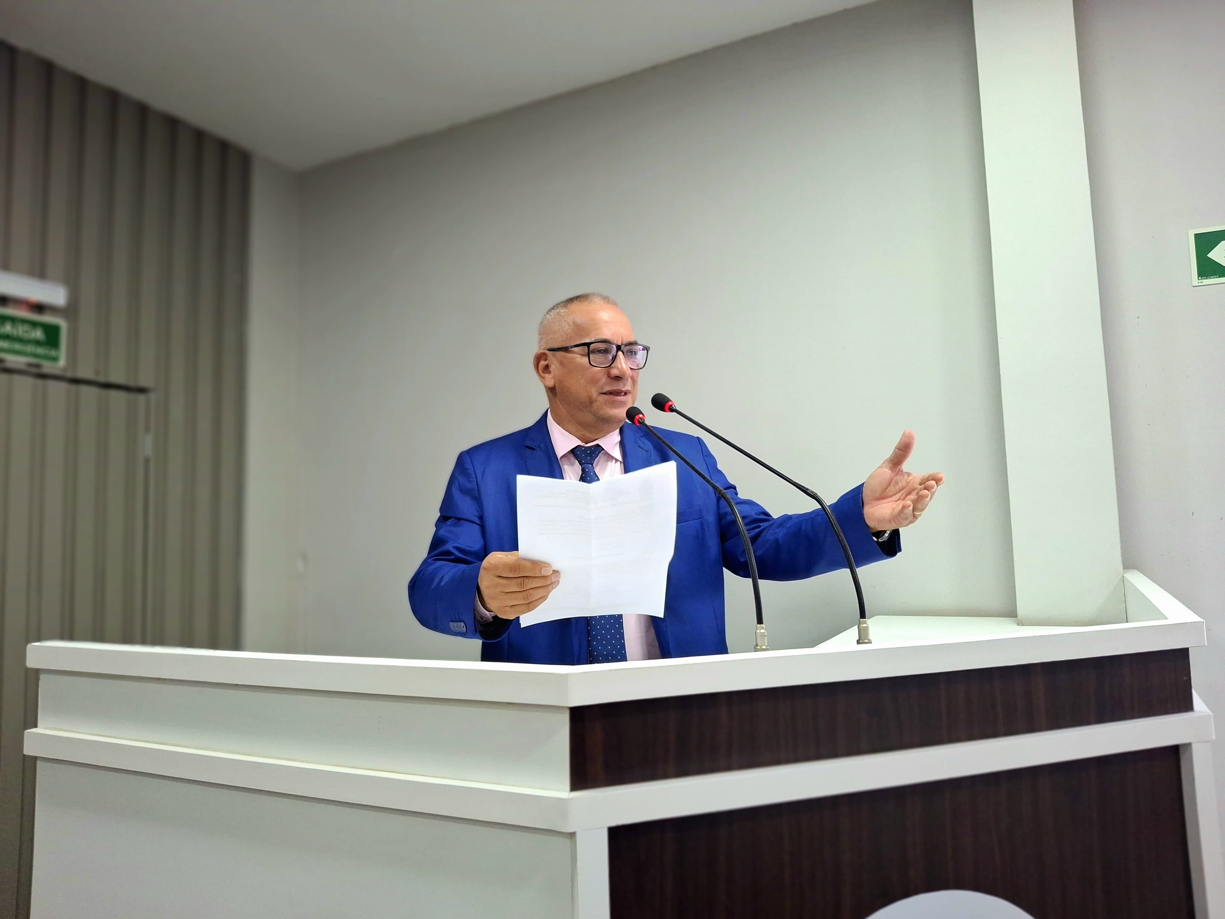 Vereador Fernando Menezes solicita instalação de luminárias em campos de comunidades rurais de Parintins