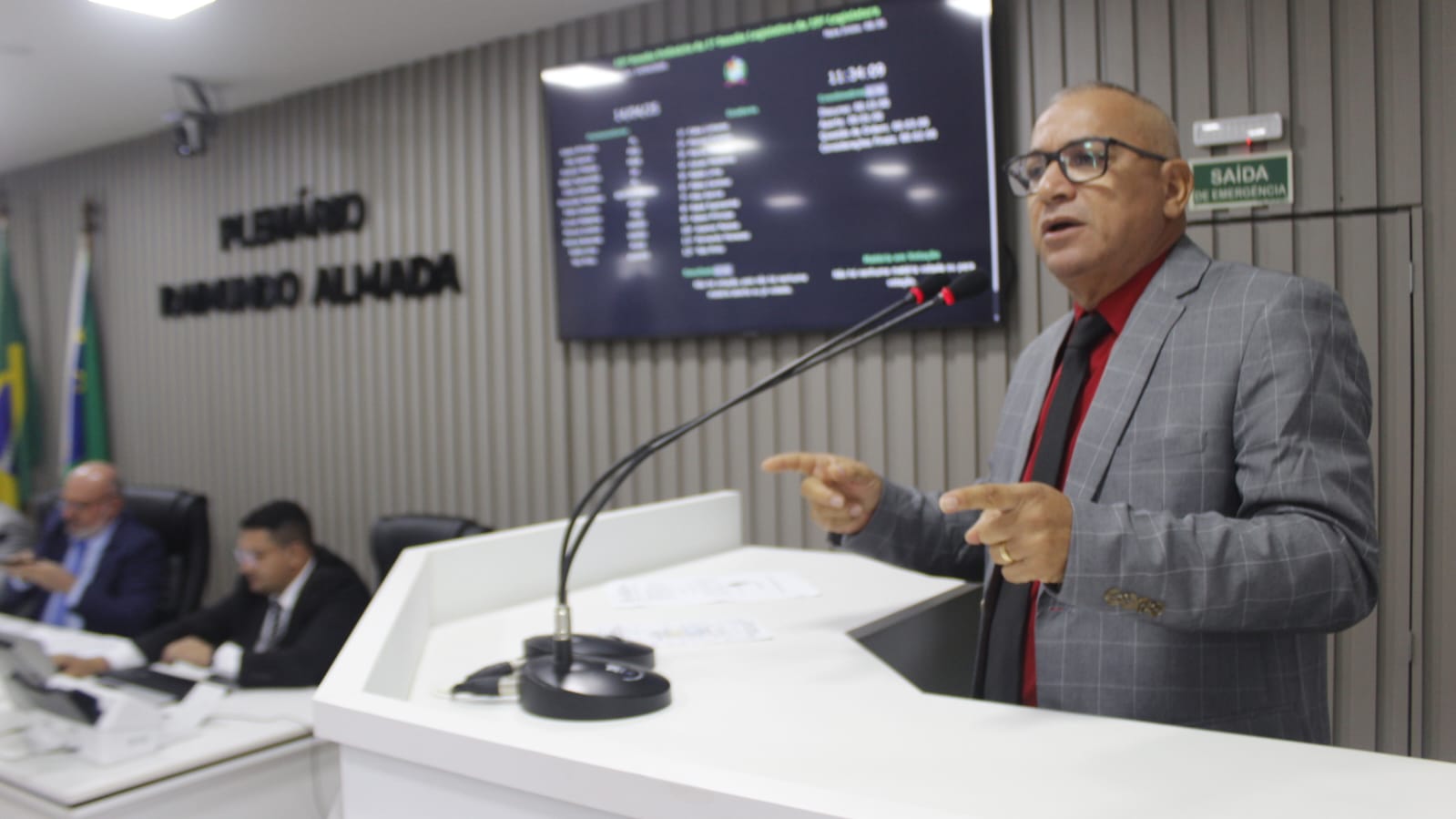 Vereador Fernando Menezes solicita manutenção da poda das árvores da Estrada Eduardo Braga