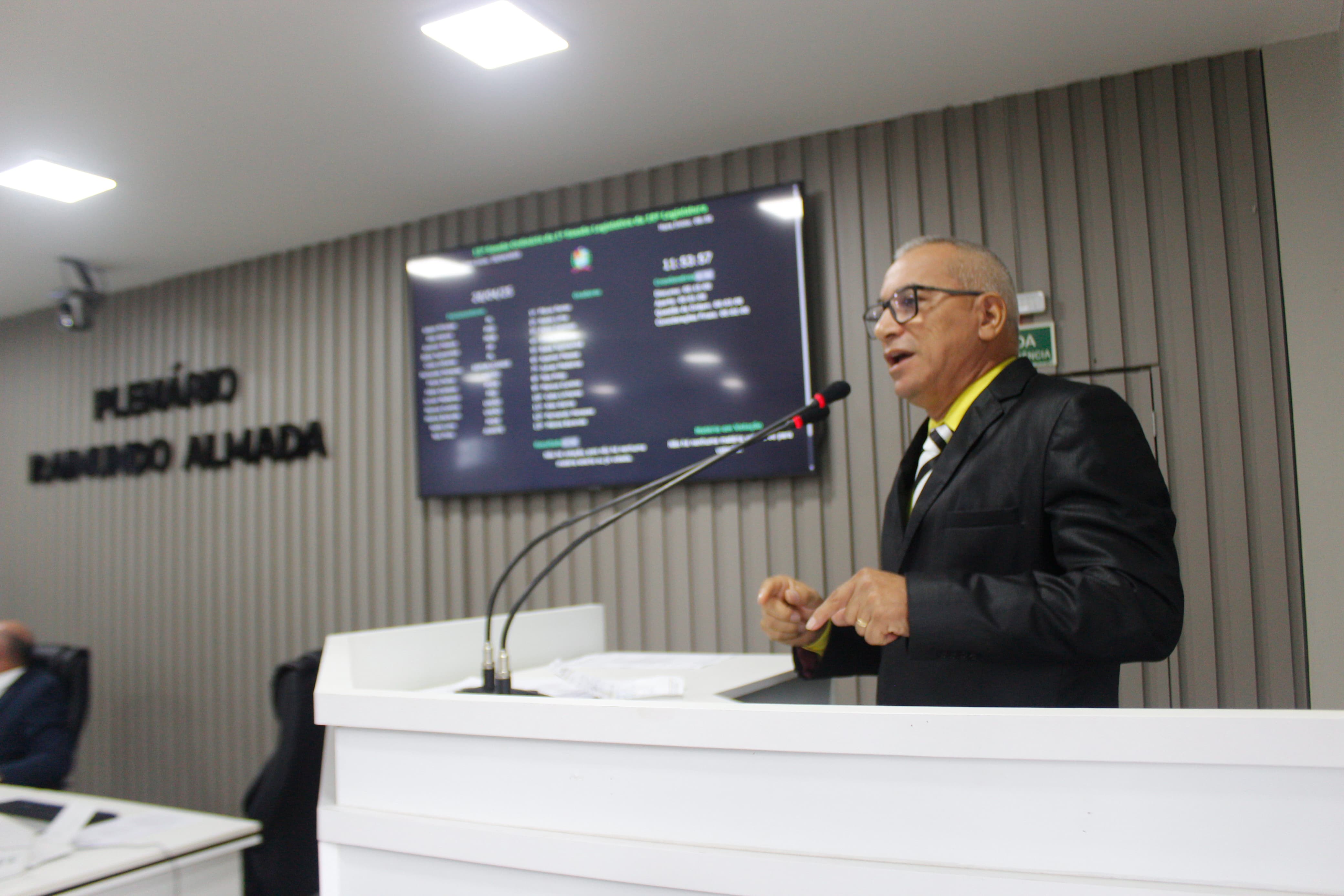 Vereador Fernando Menezes solicita melhorias na estrada que liga a comunidade N.S. Aparecida do Miriti até a Vila Amazônia e solicita a limpeza da Lagoa Azul no bairro Itaúna 2