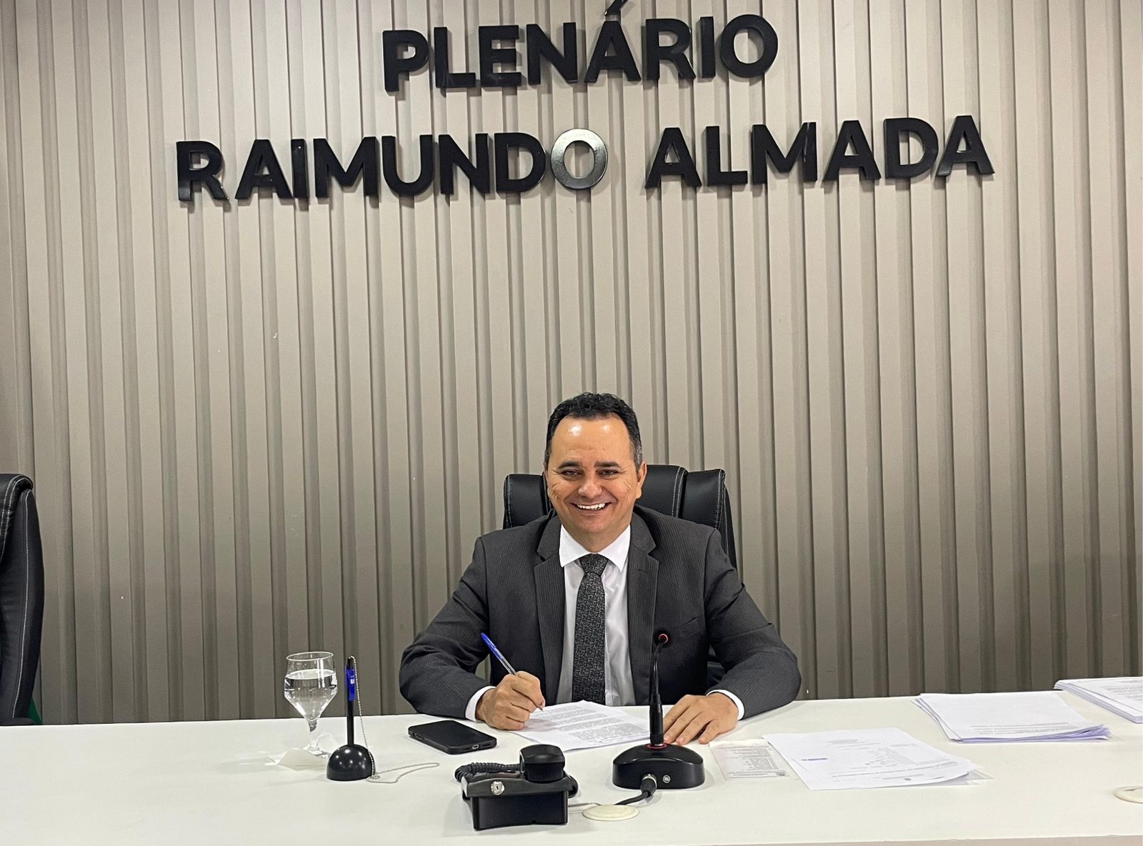 Vereador Flávio Farias destaca importância da regulamentação das redes sociais para proteção de crianças e adolescentes