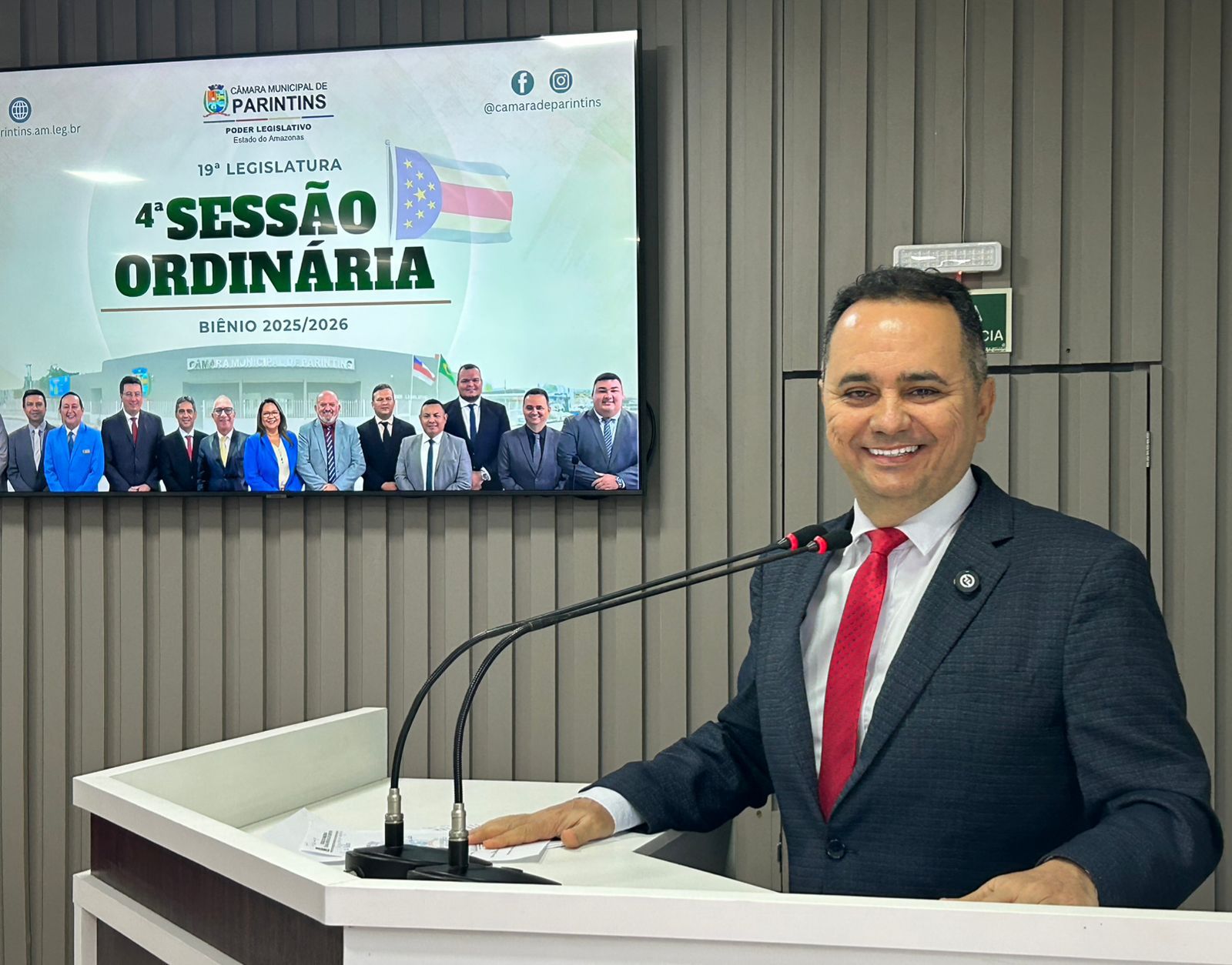 Vereador Flávio Farias solicita construção de estruturas cobertas em paradas de ônibus escolares em Parintins