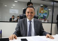 Vereador Flávio Farias solicita instalação de tendas e ventiladores em frente ao INSS em Parintins