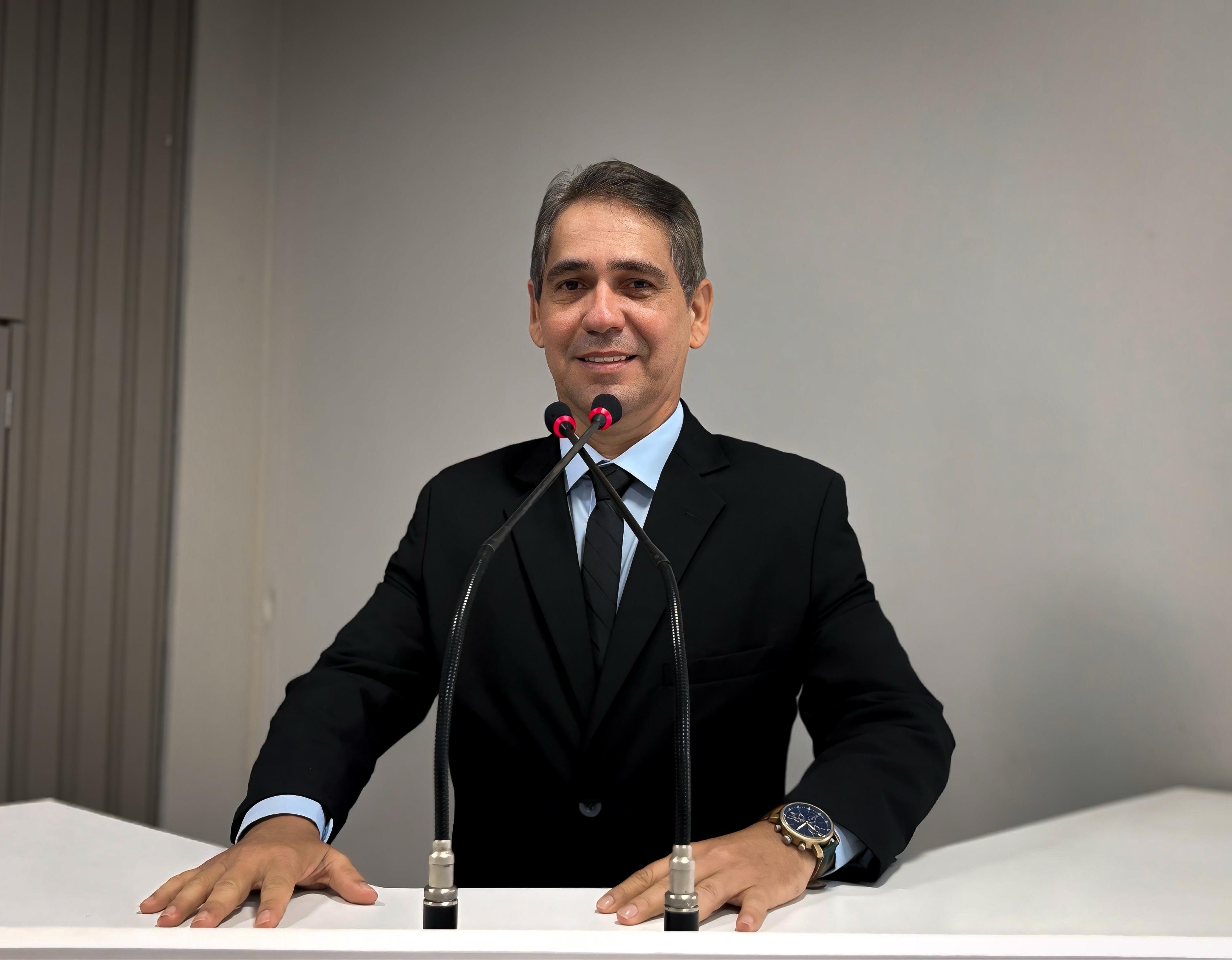 Vereador Julvan Medeiros destaca avanços para Parintins em discurso na tribuna