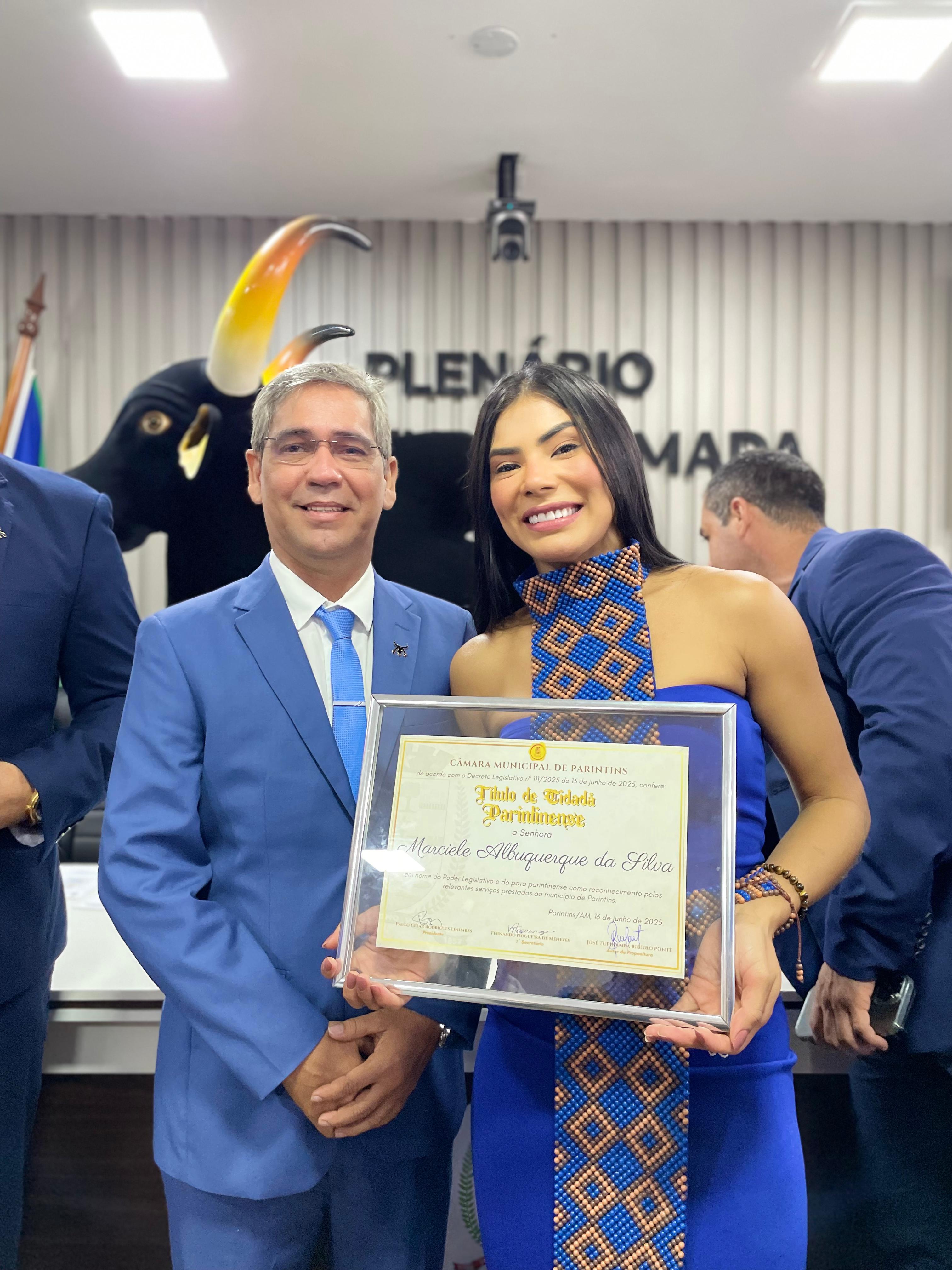 Vereador Julvan Medeiros participa da entrega de Título de Cidadã Parintinense à cunhã-poranga do Boi Caprichoso, Marciele Albuquerque