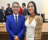 Vereador Julvan Medeiros participa da entrega de Título de Cidadã Parintinense a Isabelle Nogueira em sessão especial na Câmara Municipal