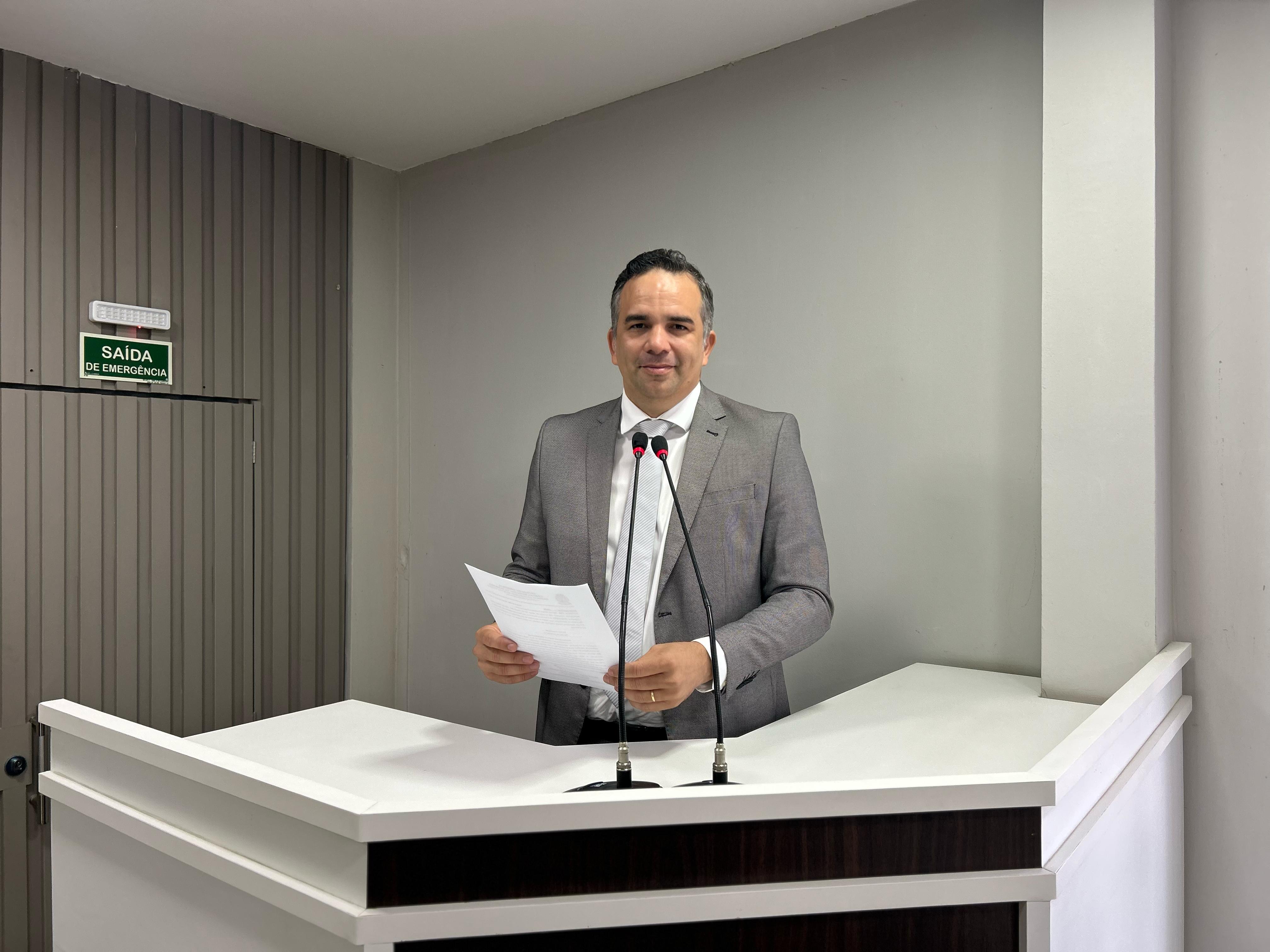 Vereador Marcus Cursino solicita esclarecimento a respeito do abandono da obra da Escola Pedro Reis Ferreira na Comunidade do Paraná do Espírito Santo