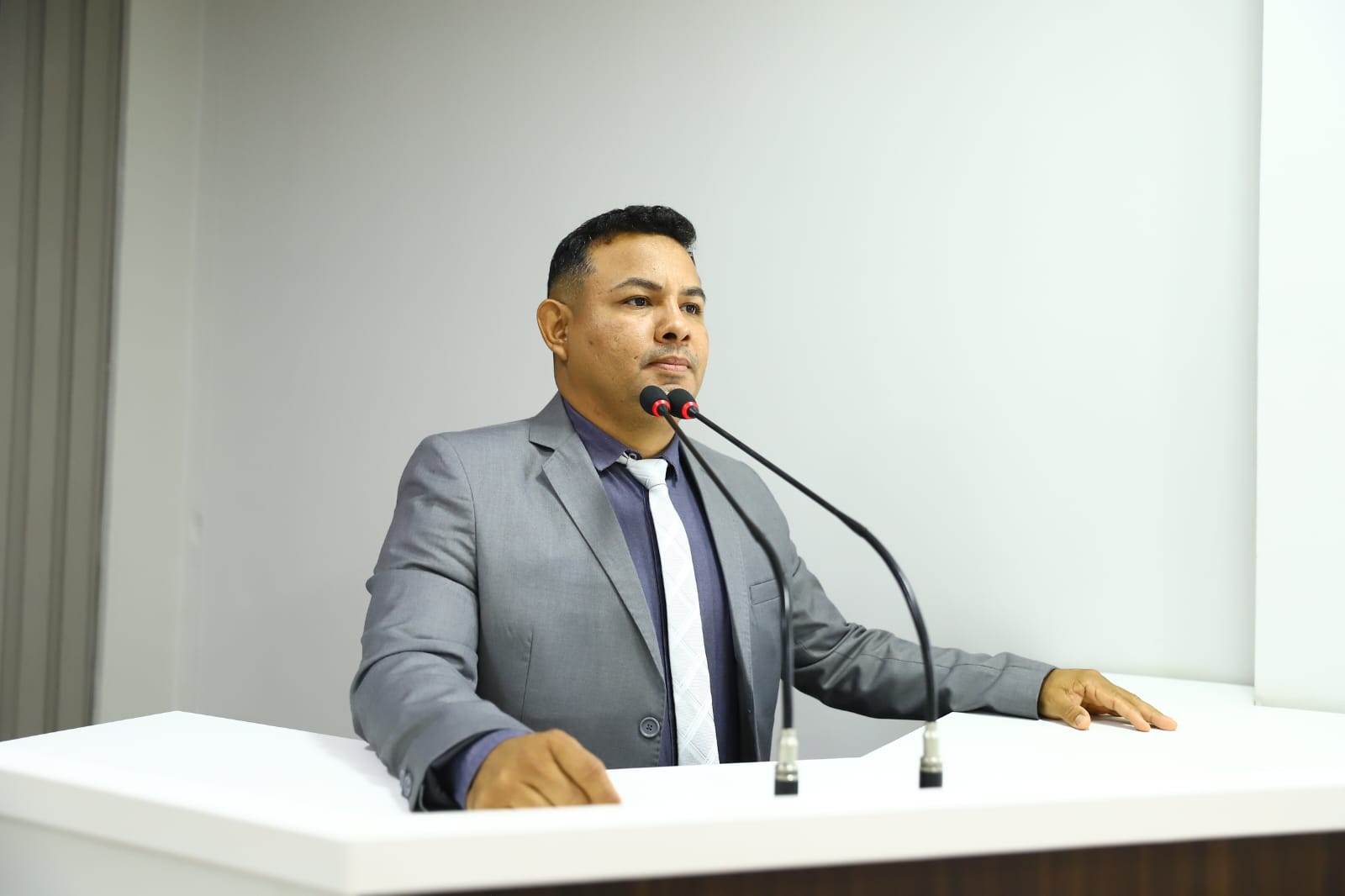 Vereador Naldo Lima solicita da Semosp recuperação asfáltica para ruas dos bairros Santa Rita, Vila Cristina e Estrada do Aninga