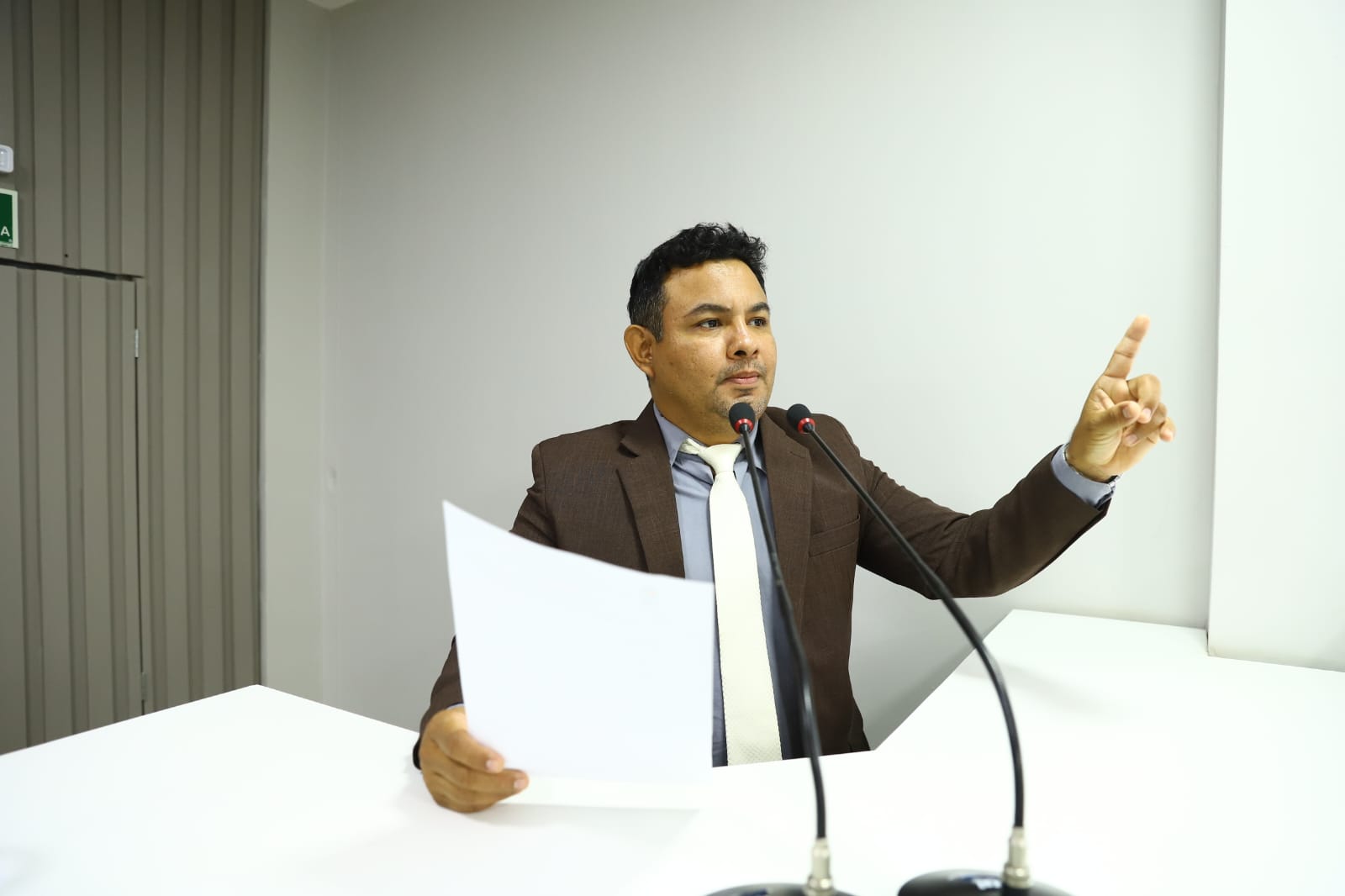 Vereador Naldo Lima solicita instalação de postes e luminárias para o final da Rua 4, no bairro Itaúna 2   