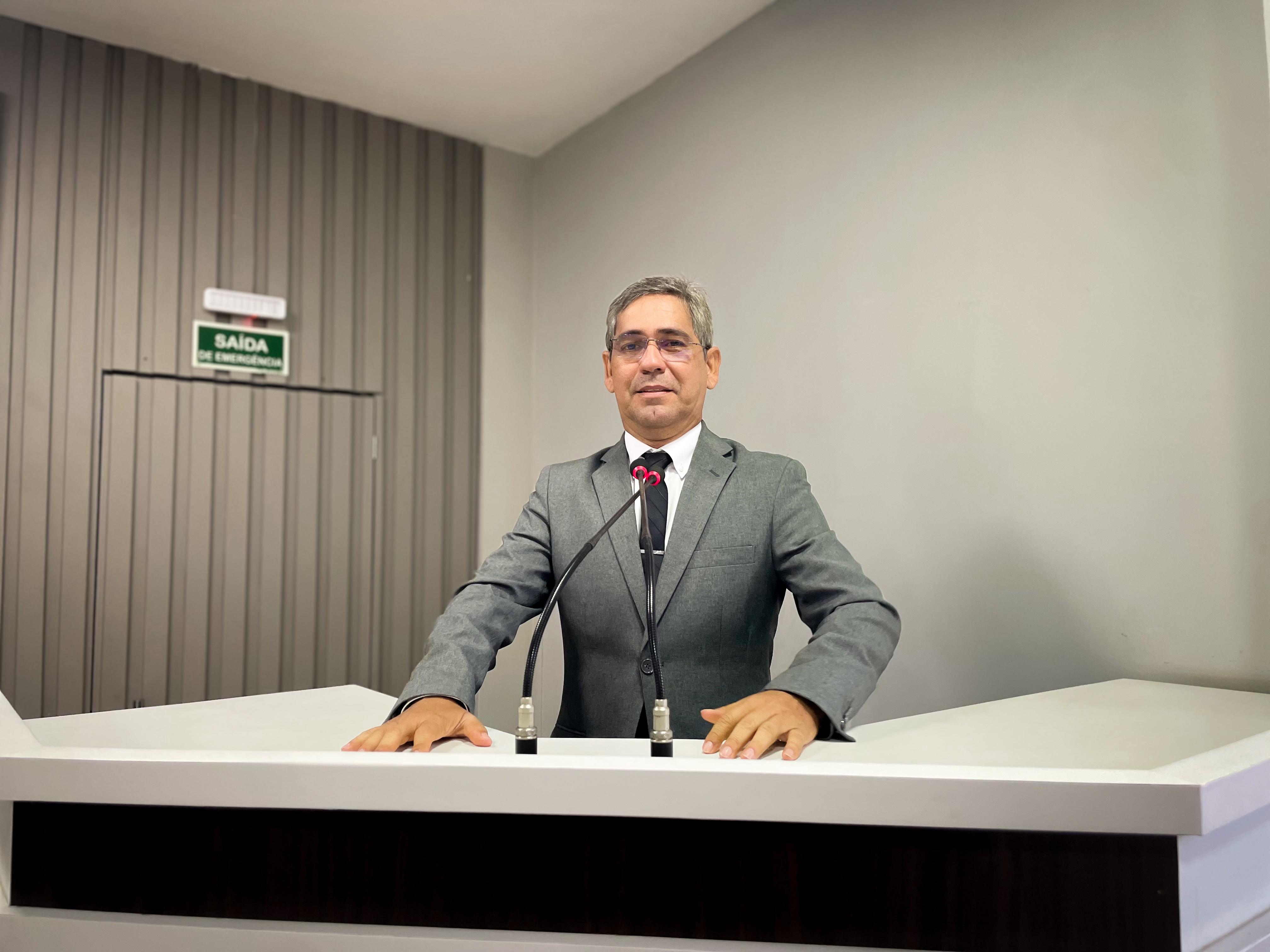 Vereador solicita instalação de lombadas na Comunidade Nossa Senhora de Fátima e destaca investimento no Festival Folclórico de Parintins