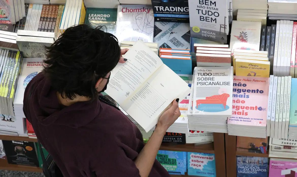 Vereadora Márcia Baranda apresenta Projeto de Lei para incentivar a leitura em Parintins