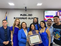 Vereadora Márcia Baranda participa da entrega do Título de Cidadania Parintinense à Marciele Albuquerque, cunhã-poranga do Caprichoso