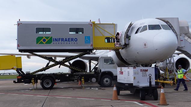 Vereadora Márcia Baranda solicita implantação de plataformas acessíveis no Aeroporto Júlio Belém
