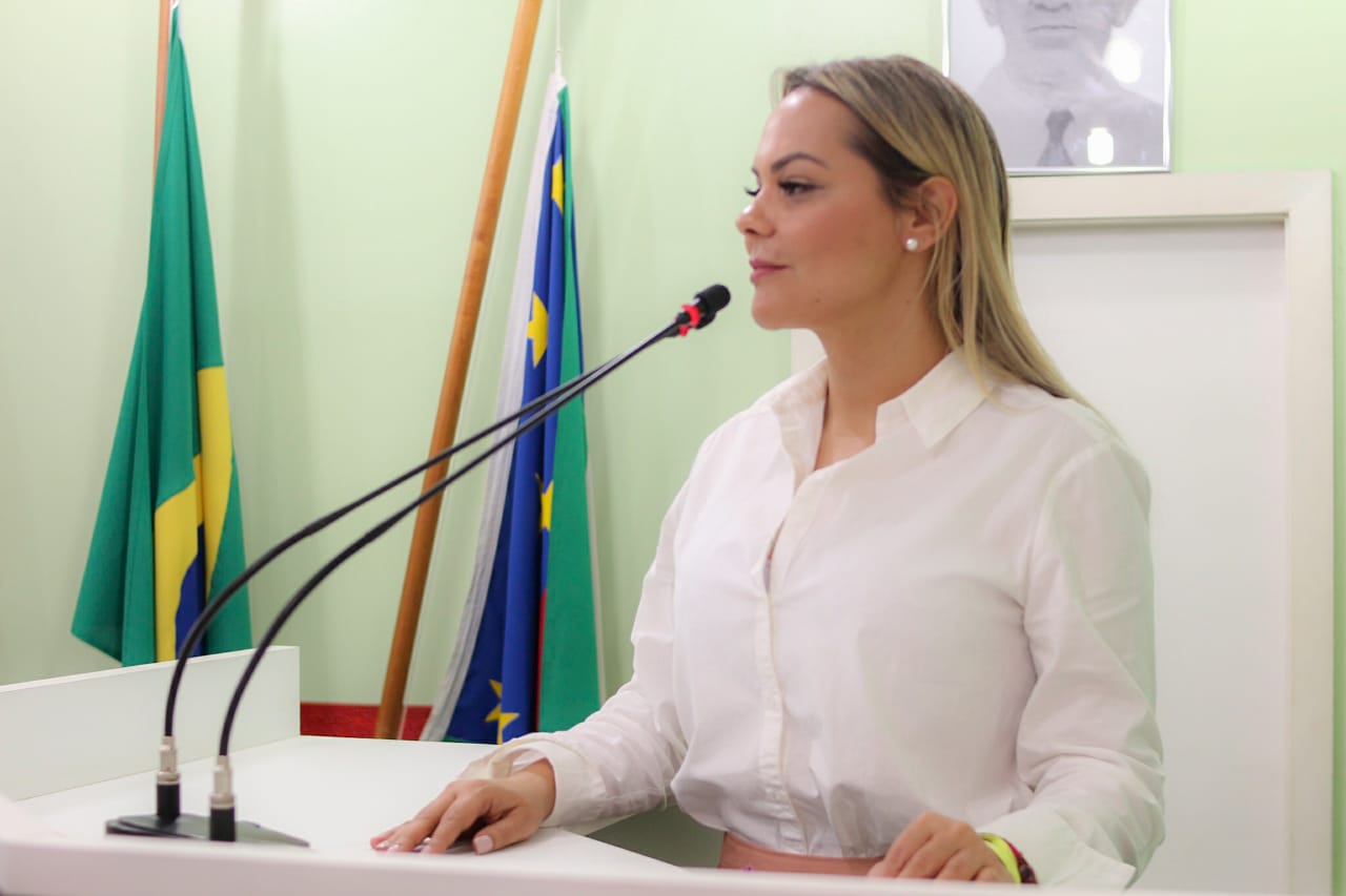 Vereadora Nega tece críticas à saúde pública em Parintins e questiona sobre realização do Concurso Público.