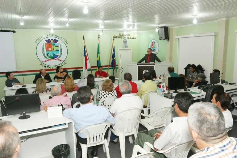 Desembargador David Alves lança livro na Câmara de Parintins