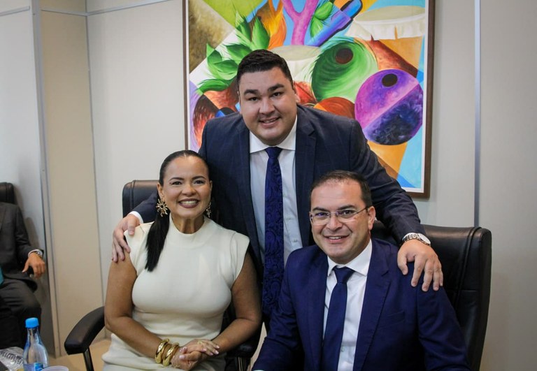 Com diálogo e compromisso, Alex Garcia participa da abertura do ano legislativo ao lado do prefeito Mateus Assayag