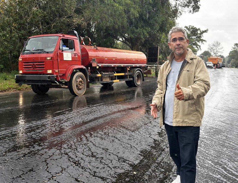 Vereador Julvan Medeiros fiscaliza avanço das obras na estrada entre Vila Amazônia e Valéria