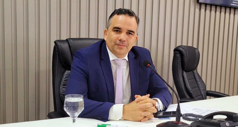 Marcus Cursino cobra transparência da SEMED sobre convocações do Processo Seletivo Simplificado