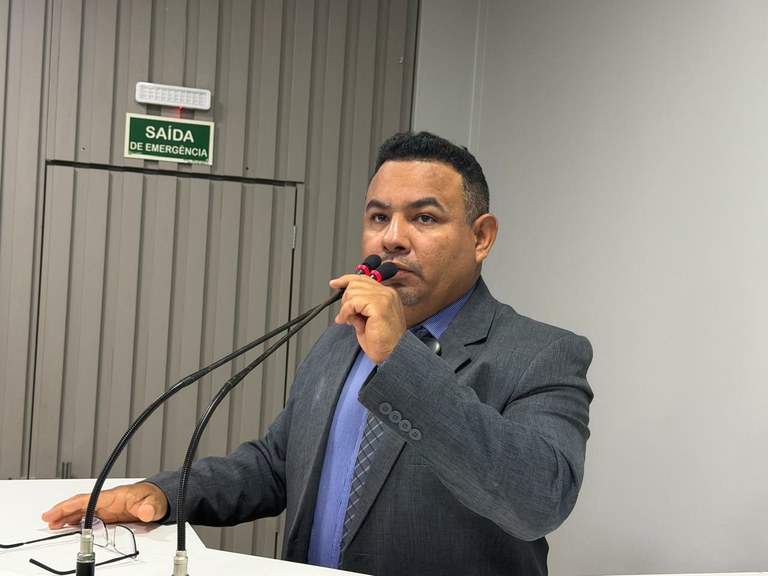 Naldo Lima protocola Requerimento solicitando informações sobre demora no agendamento de ultrassonografias, em Parintins