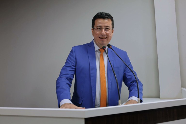 Vereador Fábio Cardoso propõe presença de intérpretes de línguas indígenas em órgãos públicos de Parintins